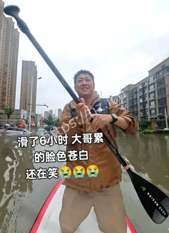 男子救出被困市民